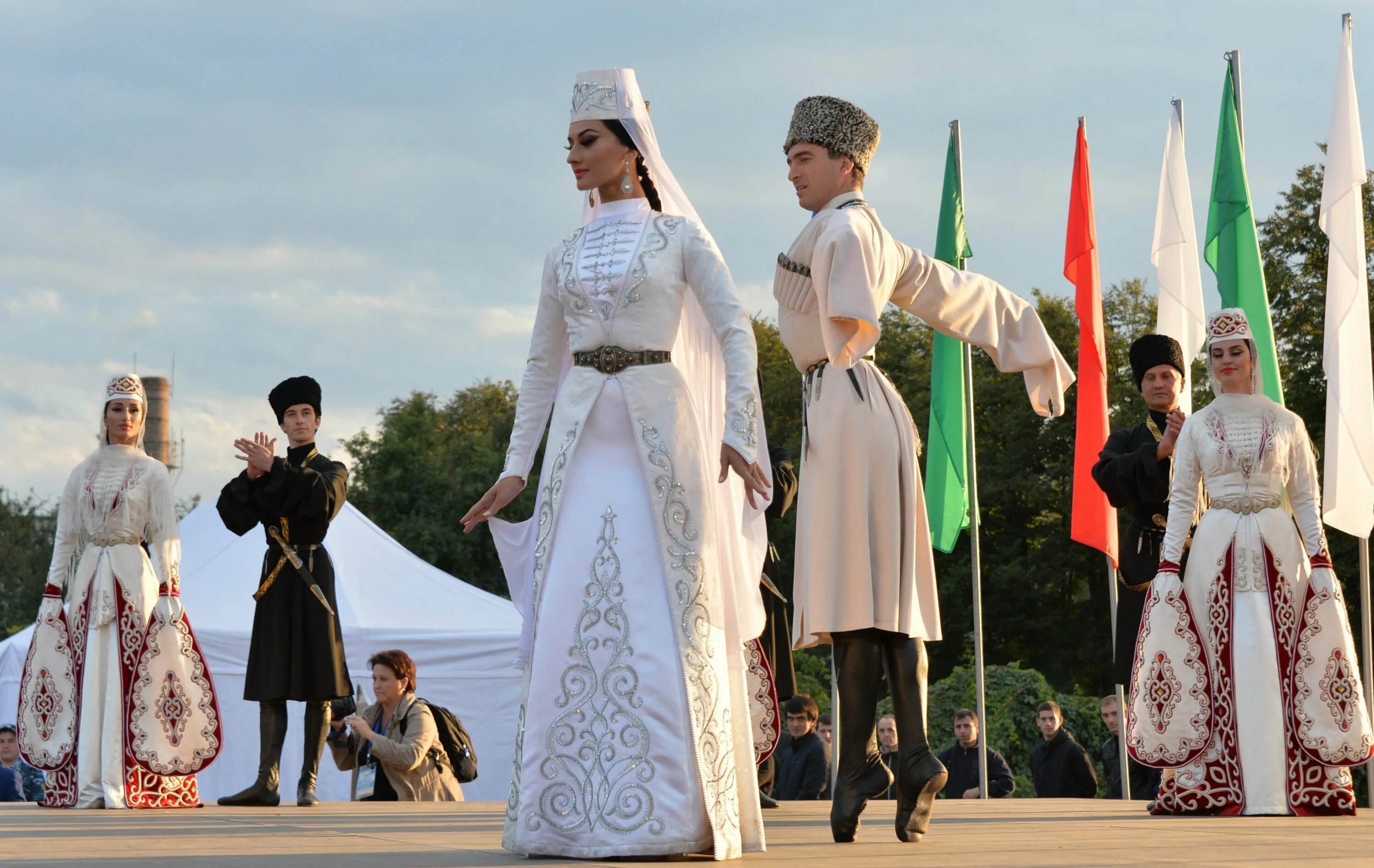 Национальные костюмы кавказа. Народы Северного Кавказа чеченцы. Северная Осетия национальный костюм. Народы Северного Кавказа осетины. Национальный костюм Северного Кавказа.