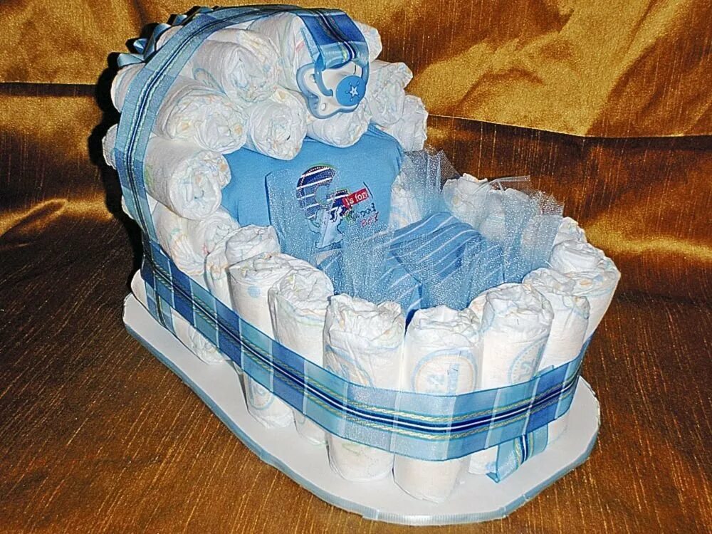 Идея на рождение ребенка. Торт из подгузников на бэби Шауэр. Торт из памперсов для мальчика. Подарок из памперсов. Подарок из памперсов для мальчика.