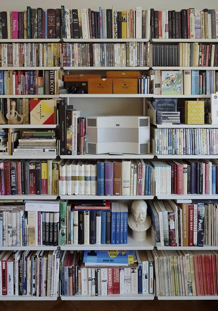 Размещение книг по полкам. Полки для книг. красивые стеллажи для книг. полка с книжками. красивые полки для книг.
