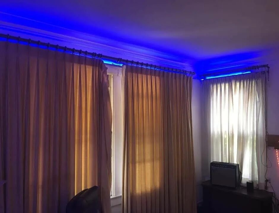 Диодная лента на шторах. Светодиодная подсветка штор. Гардина с подсветкой. V hotel tverskaya. Подсветка гардины.