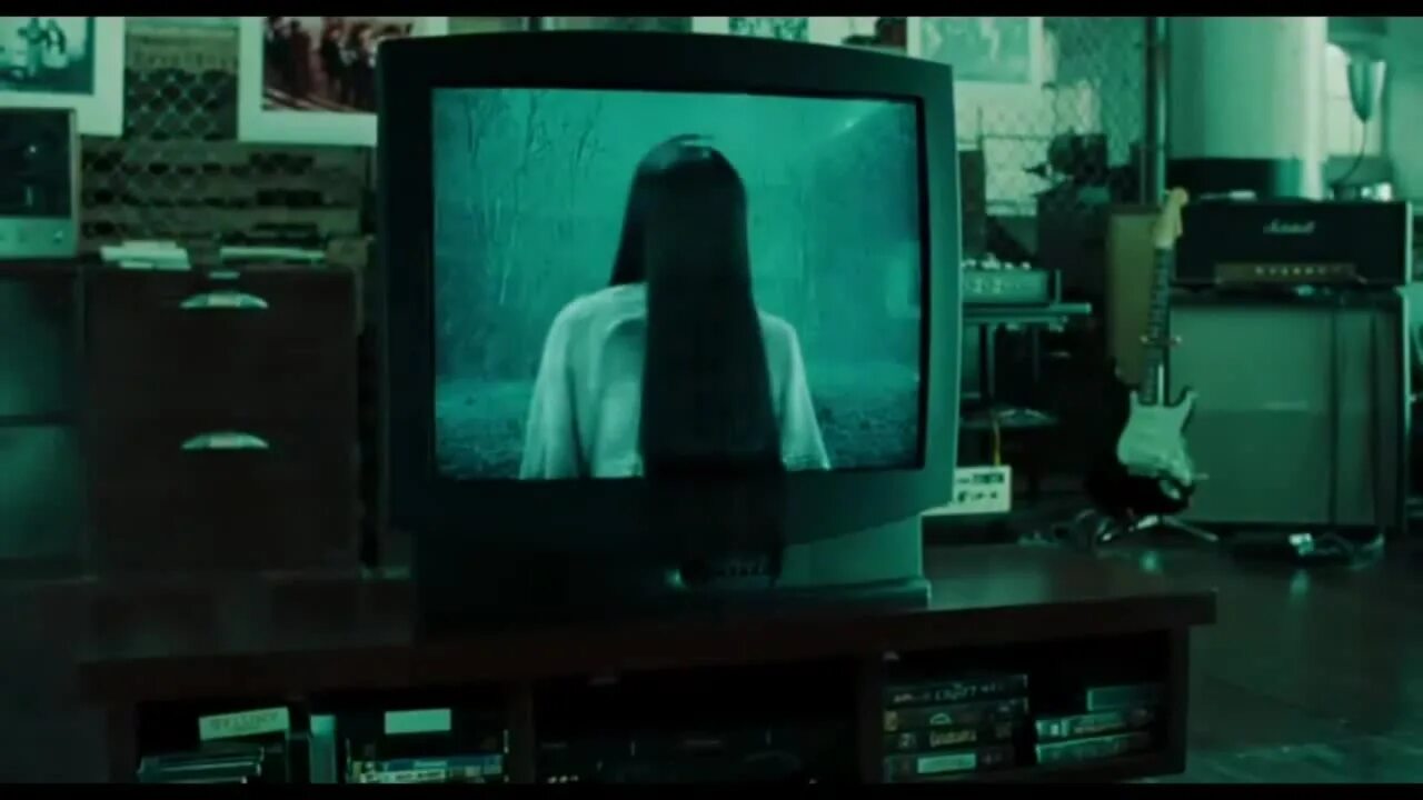 девушка выходит из телевизора