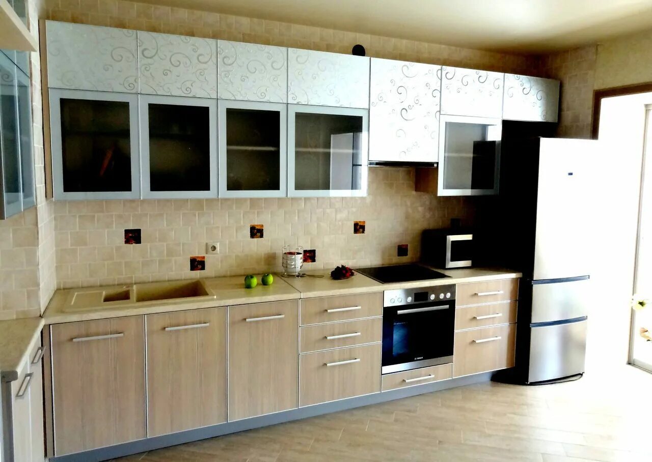 Фасады в алюминиевой рамке для кухни. Алюминиевый кухонные фасады. Кухня с матовым стеклом. Алюминиевый кухонные фасады. Кухонные фасады в алюминиевой рамке.