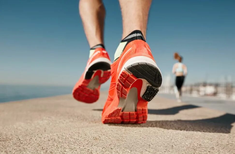 Правильные кроссовки для бега. Кроссовки для бега. Ноги бегуна. Нога бегуна кроссовки. Беговые кроссовки оранж.