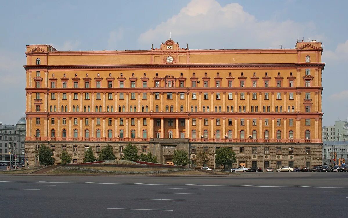 1980 год. В Москве пропал без вести майор КГБ с семьёй. Понадобились годы чтобы 
