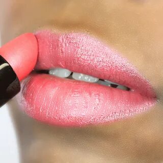 Коралловый оттенок помады