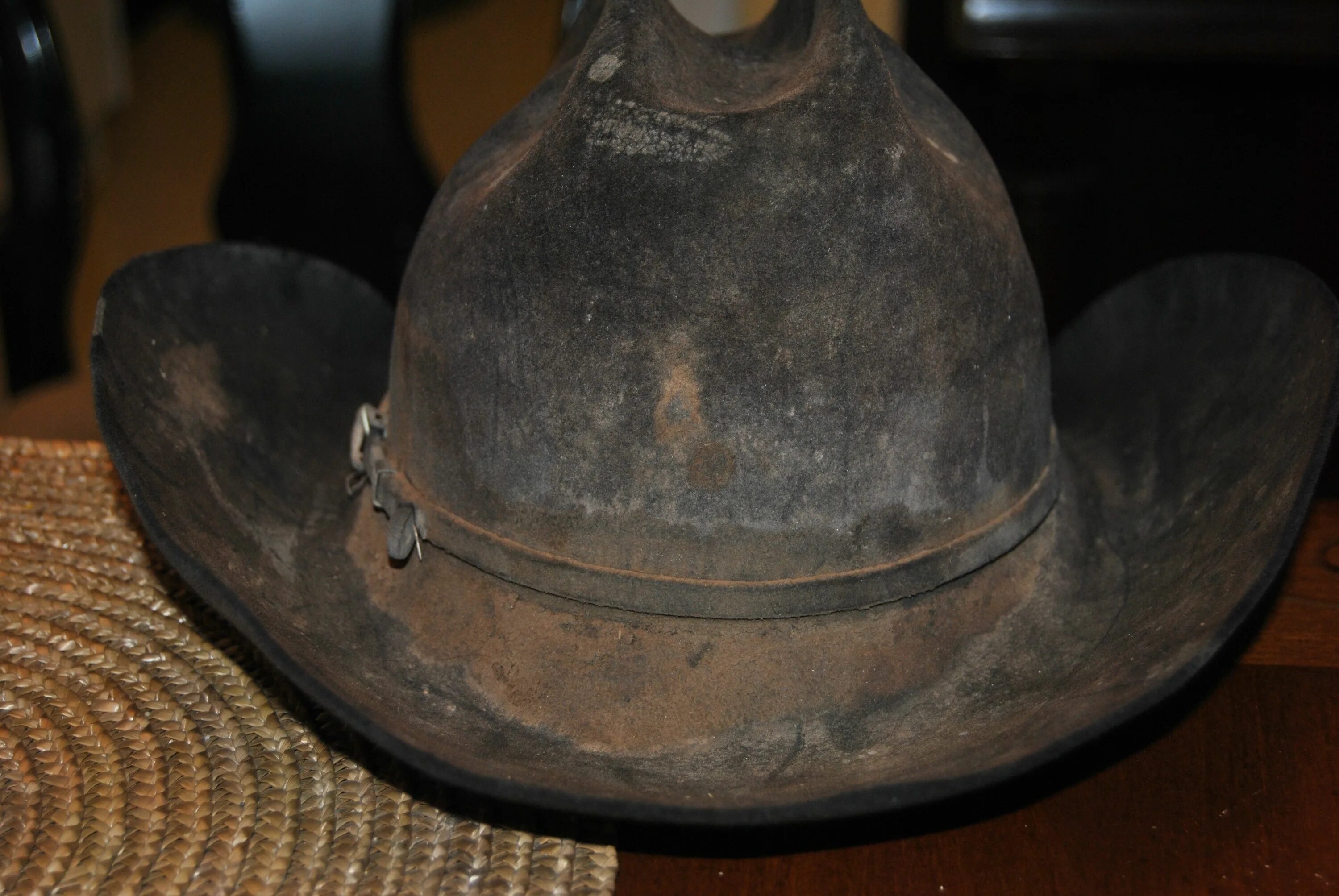 Старая шляпа. Старая ковбойская шляпа. Дырявая шляпа. Старомодная шляпа.