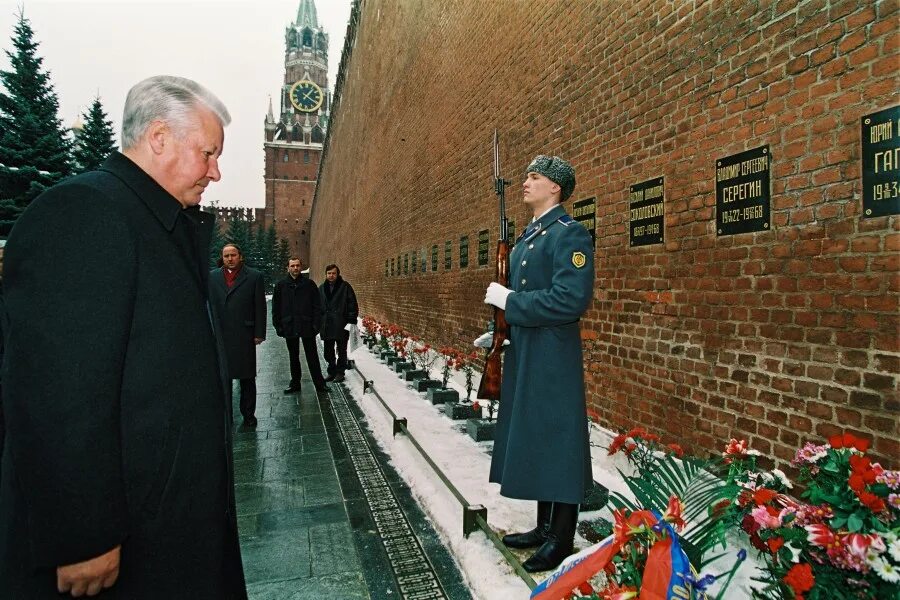 Некрополь у кремлёвской стены могила Гагарина. Некрополь у кремлёвской стены Гагарин. Список у кремлевской стены