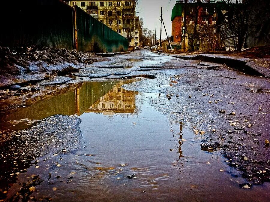 Грязная лужа. Наступил в лужу. К чему снятся лужи и грязь. Ноги в луже. К чему снятся лужи и грязь.