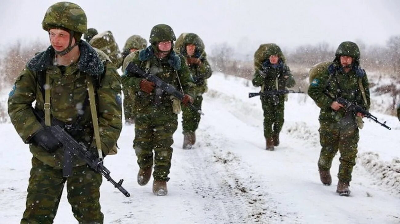 Жалко солдат. Российский солдат. Солдат зимой. Военные Российской армии. Боец Российской армии.