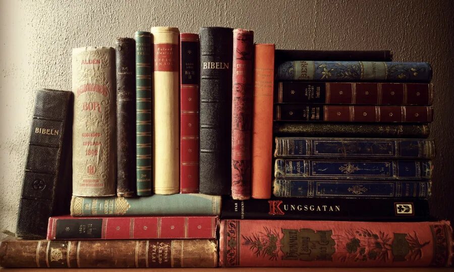 американская классическая литература. старые книги. изображение старинных книг. книги классика американской литературы. стопка старинных книг.