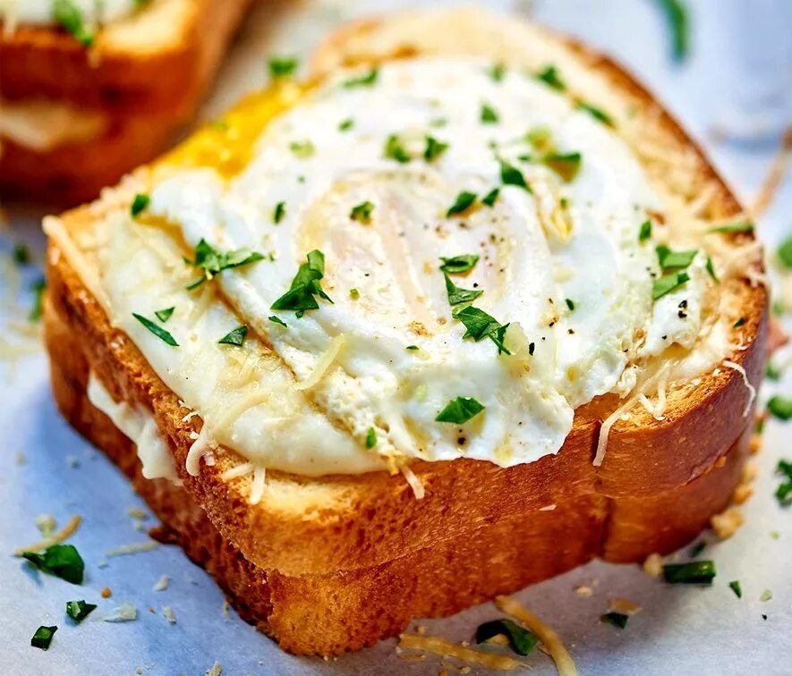 Рецепт белого хлеба с яйцом. Бутерброд с яйцом. Бутерброд с яичницей. Бутерброд с сыром. Бутерброды с яйцом и сыром.
