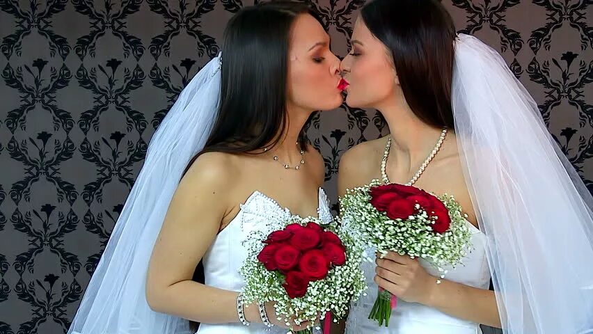 Брак двух девушек. Две девушки невесты. две девушки поцелуй свадьба. свадьба двух девушек в чёрном. поцелуй двух невест.