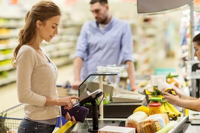 Люди на кассе в супермаркете. Покупатель в магазине. Касса с продуктами. Магазин продукты касса.