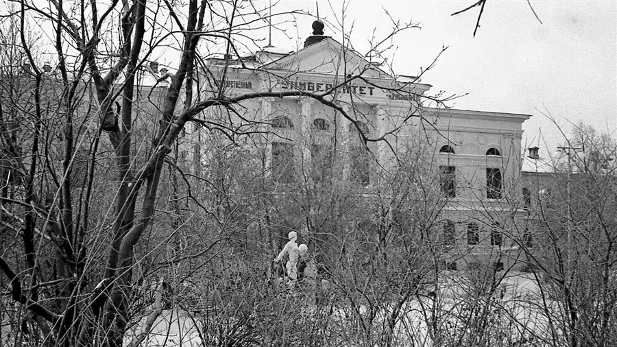 Куйбышев сталин. Университетская роща памятник Сталину и Ленину. Томск Университетская роща остатки деревянной часовни. Фото Томска 60-х.