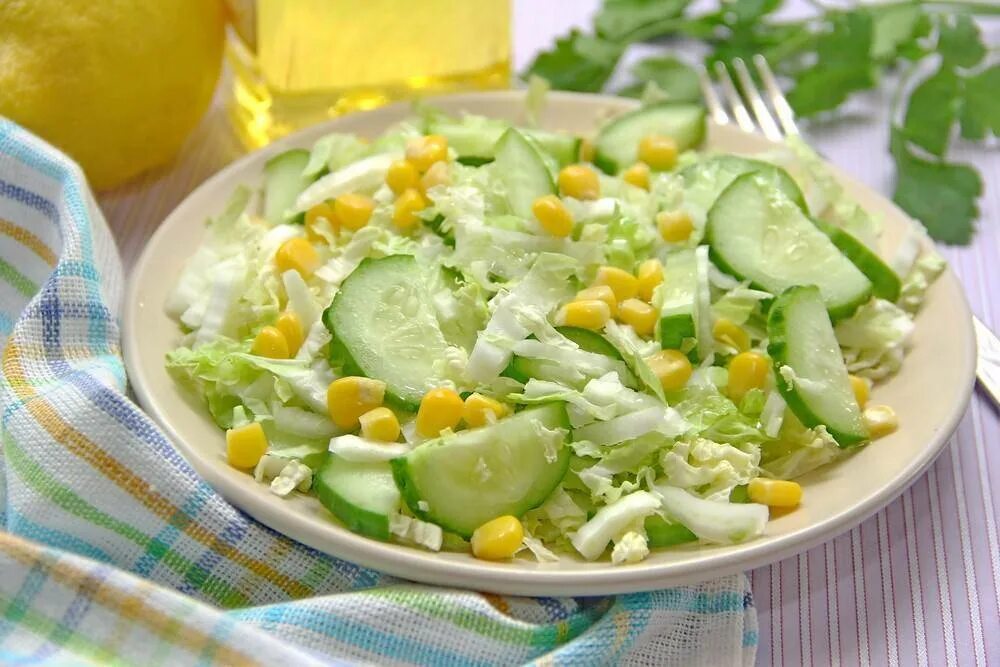 Салат из пекинской капусты с огурцом и яйцом и кукурузой. Пекинская капуста с кукурузой и огурцами. Пекинская капуста кукуруза. Салат с пекинской капустой и кукурузой и огурцом