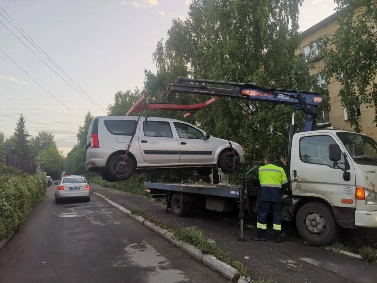 Автомобиль эвакуация автодруг. Эвакуация автомобиля. Эвакуация авто Подмосковье. Как эвакуируют машины. Управление эвакуатором.