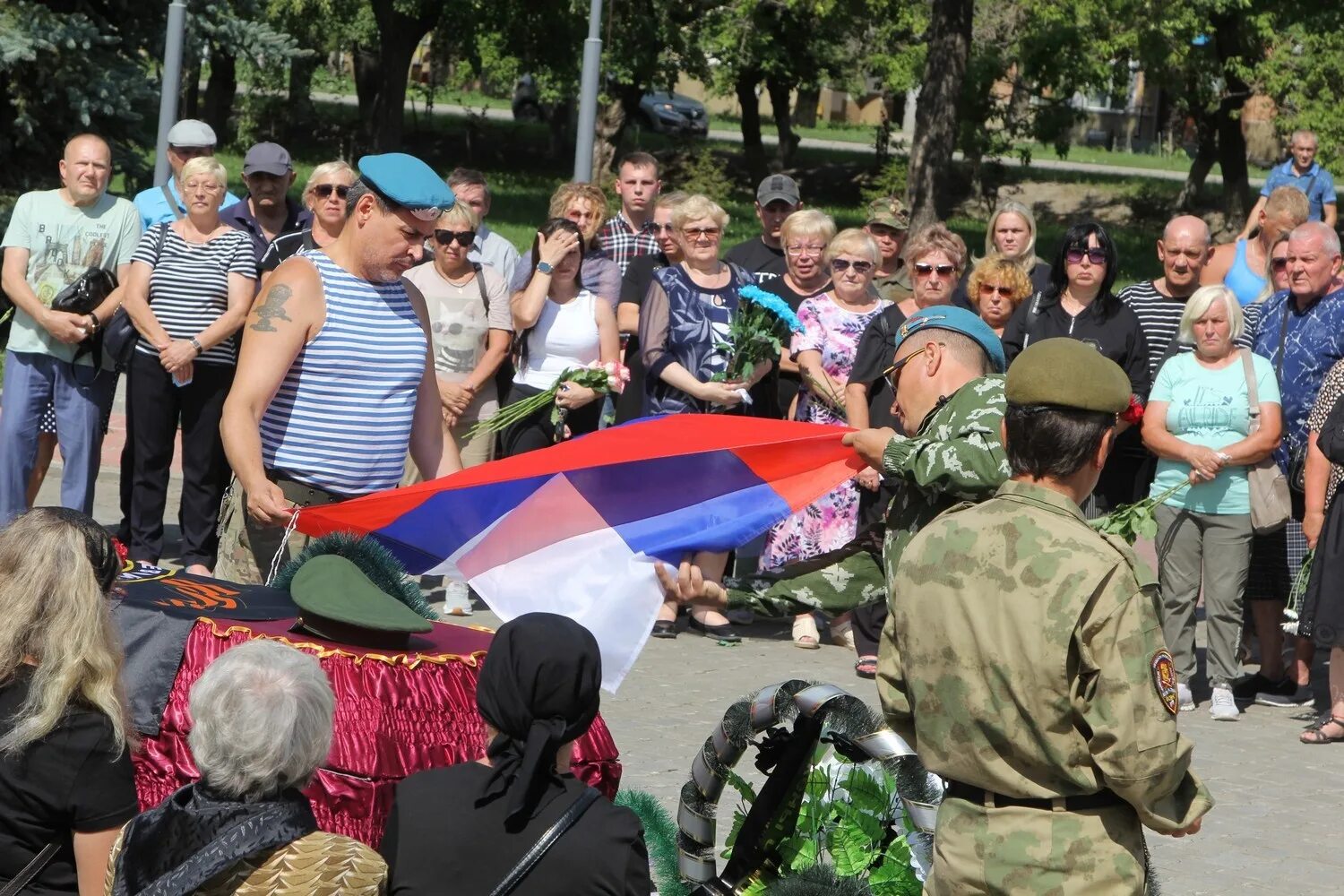 Прощание каменск уральский. Десантники фото. ВДВ фото. Прощание с боевым знаменем ВДВ.