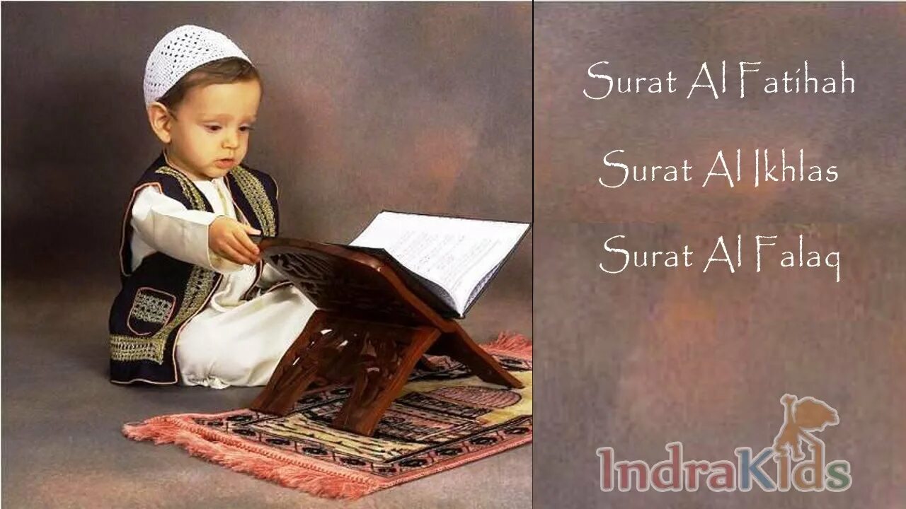Читают коран mp3. Дети читают Коран. Мальчик читает Коран фото. Ребенок поет Коран. Мальчик с Кораном фото.