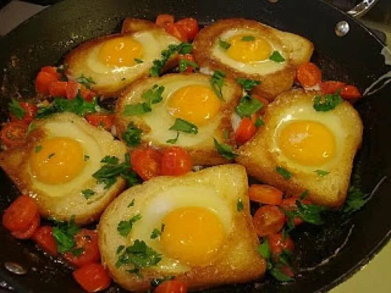 Яйцо обжаренное с двух. Праздничная яичница. Завтрак из яиц и помидоров. Красивая яичница с колбасой. Яичница с колбасой красиво.