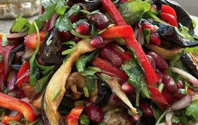 Рецепт салата баклажанов с фасолью. Вкусный салат с фасолью на зиму. Рецепт салата баклажанов с фасолью. Салат с фасолью и баклажанами. Салат с фасолью и баклажанами на зиму.