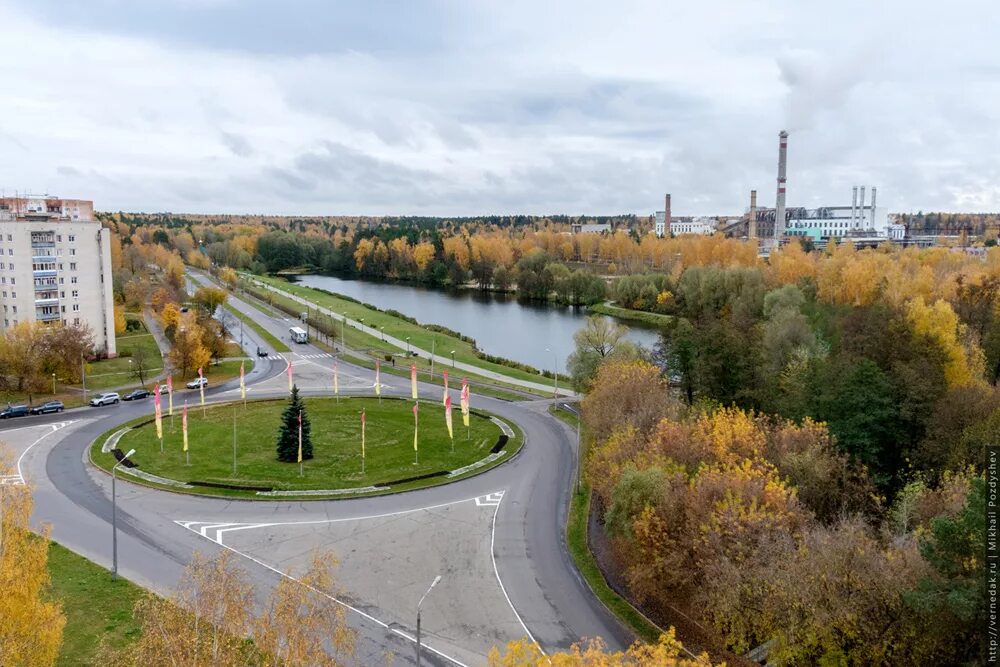 Время в сарове. Комсомольская площадь Саров. Саров центр города. Город Саров Нижегородской области. Саров площадь города.