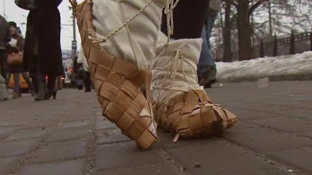 Веревочные лапти. Лапти из бересты. Резиновые лапти. Носок лаптя. Лапти на ногах.