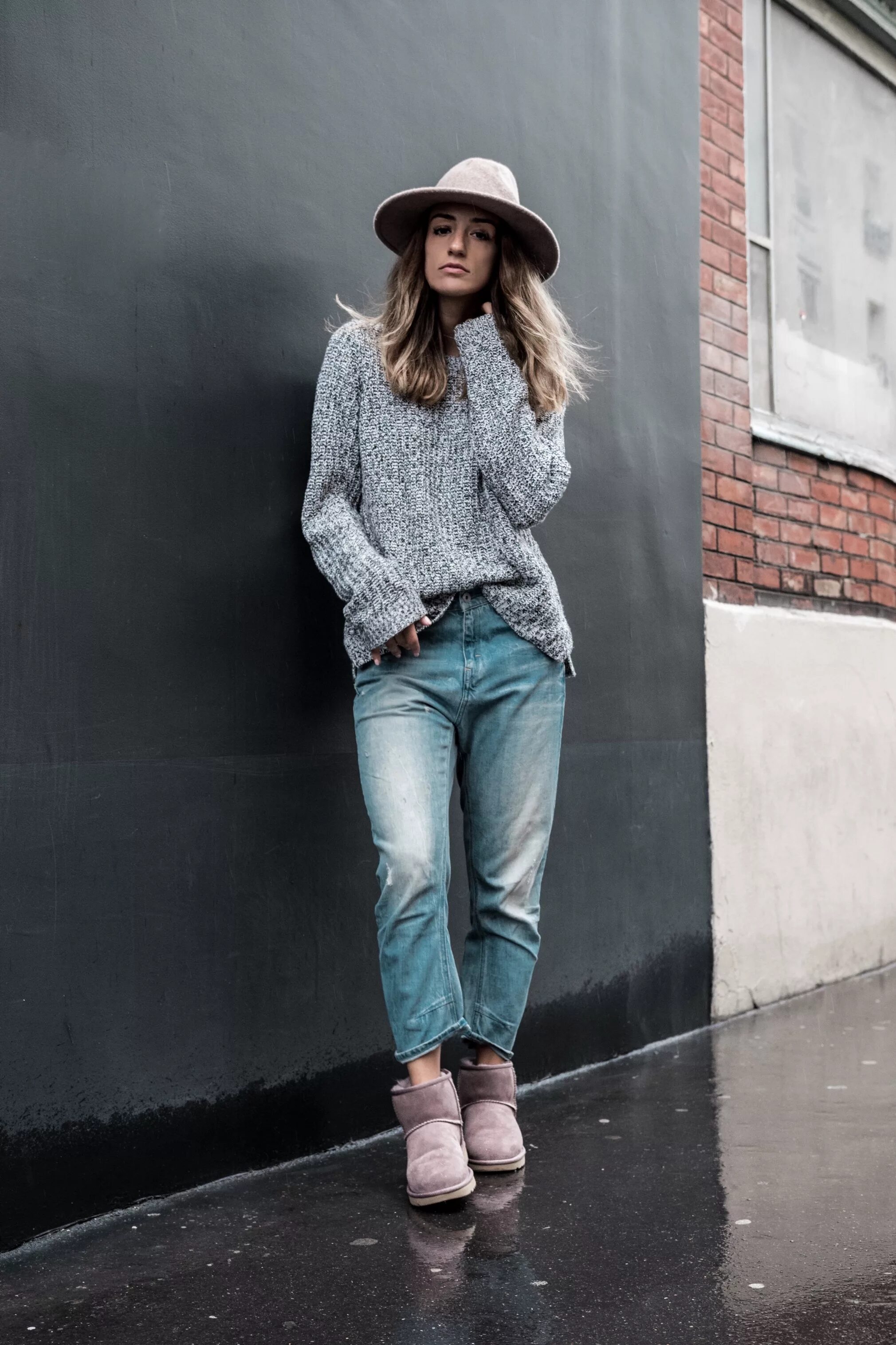 ботинки челси с широкими джинсами. бойфренды с уггами. джинсы и угги. угги с брюками. широкие джинсы с ботинками.