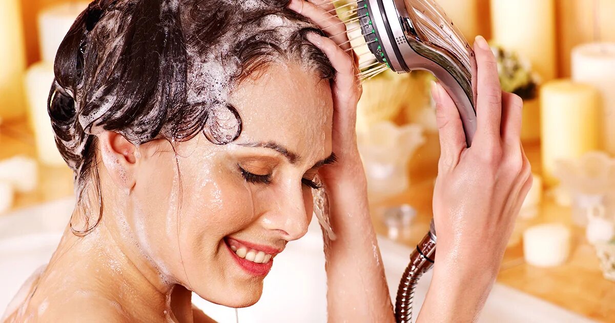 Можно мыть голову раз в неделю. Мытье волос. Гигиена мытье волос. Мыть голову. Девушка моет голову.