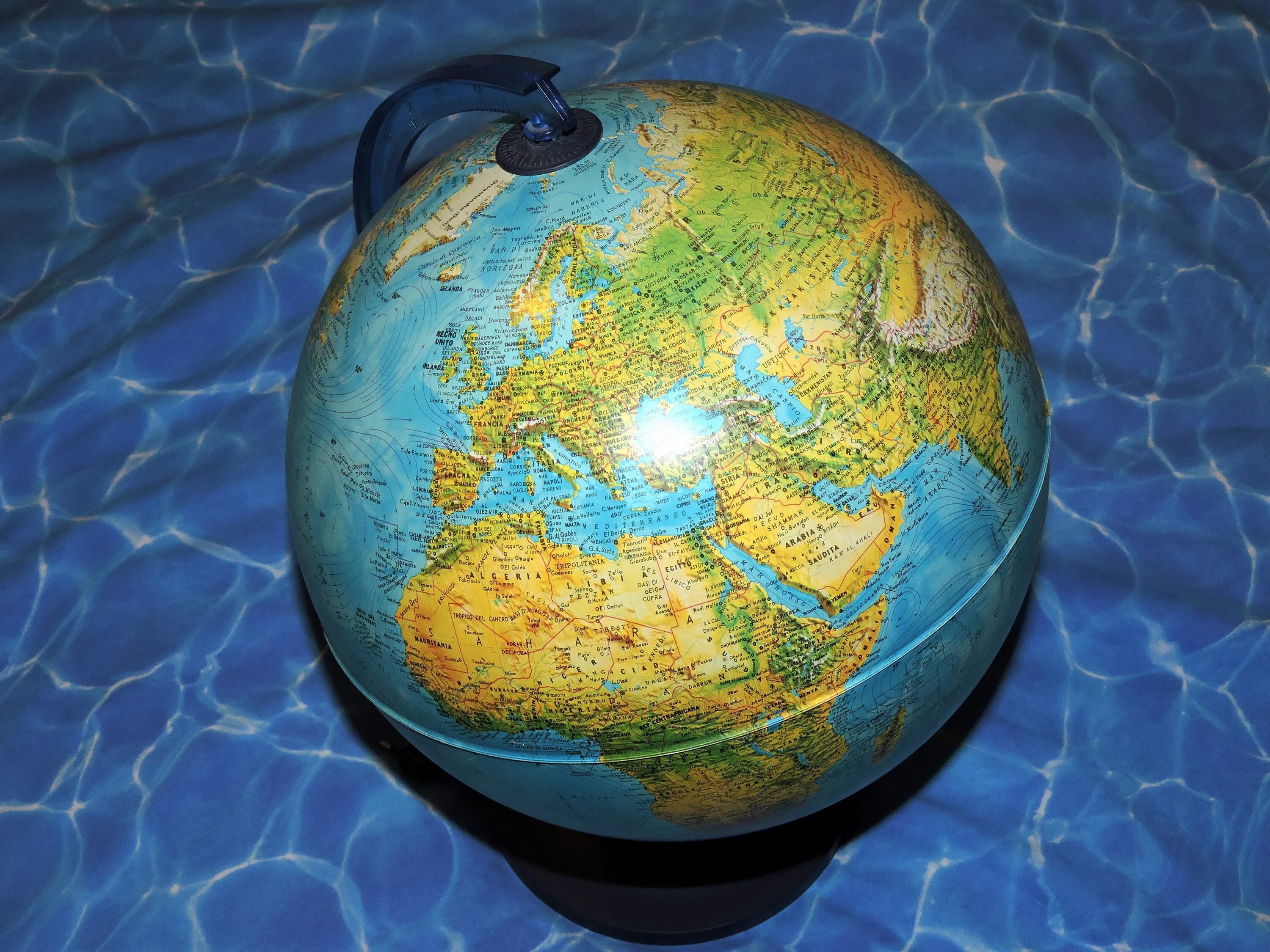 Мяч земля большой. Глобус земли. Модель земли. Планета Глобус. Россия на глобусе.