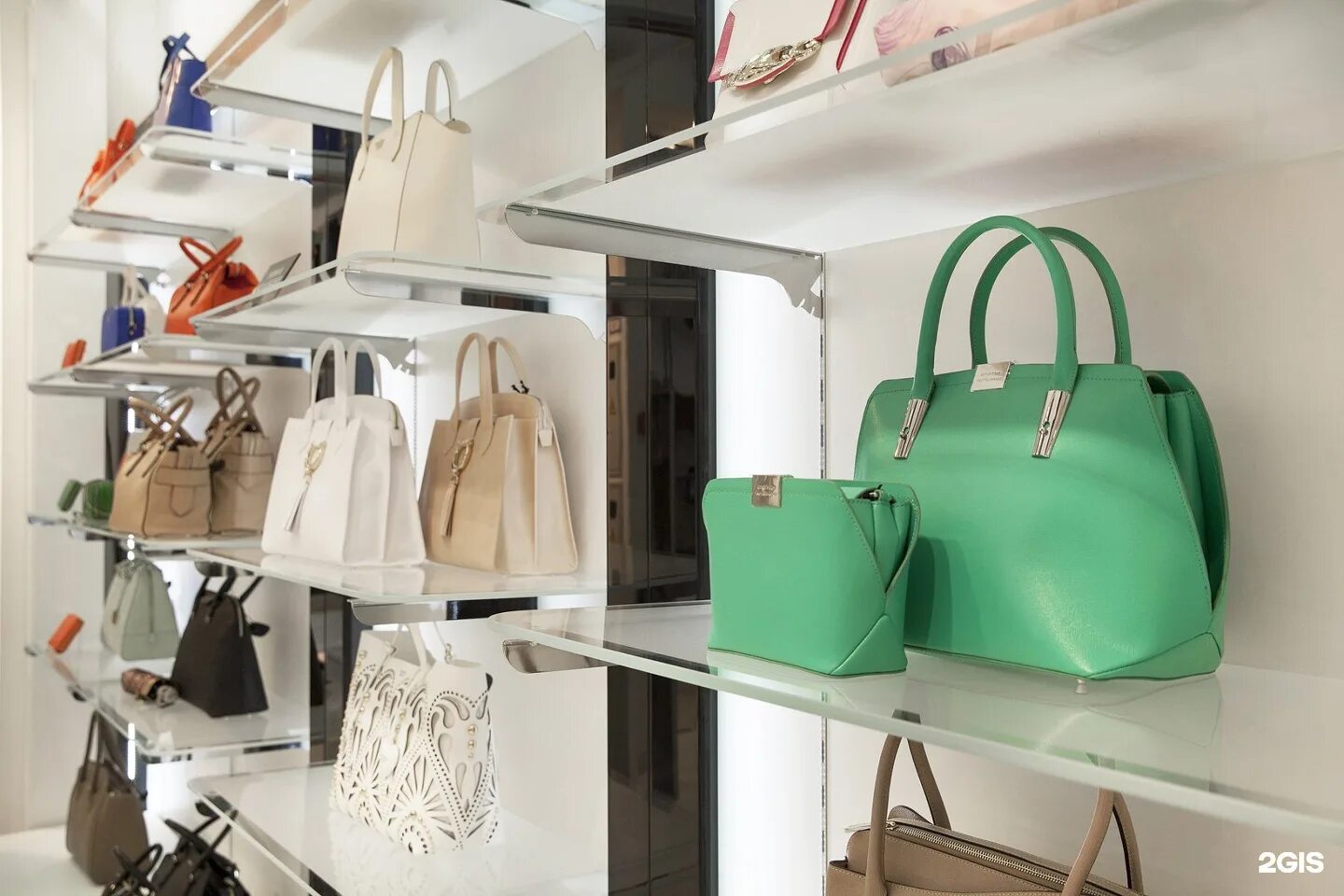 магазин женских сумок. комиссионные магазины в тюмени сумки чемоданы. сумка с рынка. девушка выбирает сумку. можно ли сдать сумку в магазин.