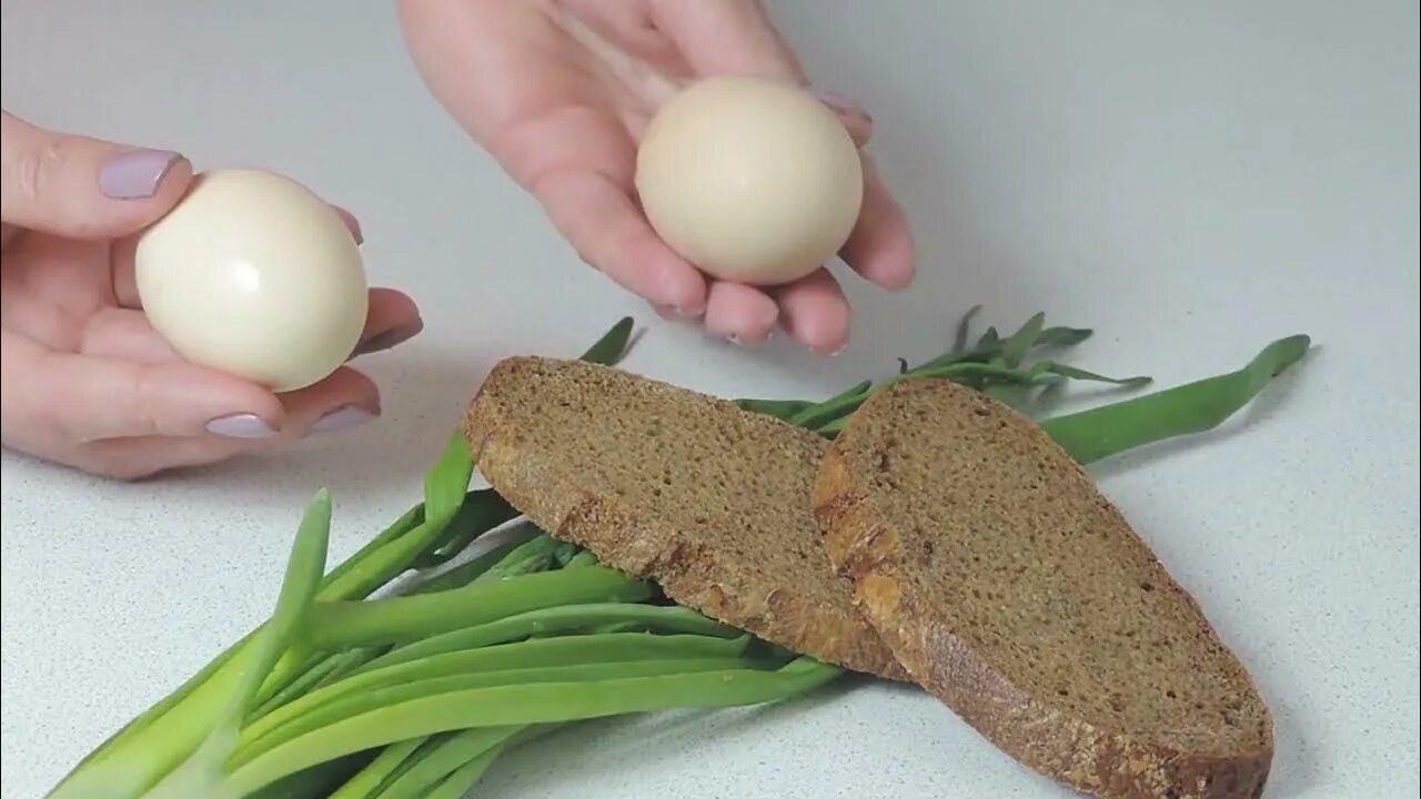 Вареный лук можно есть. Вареный лук. Завтрак с яйцами с зеленым луком. Намазка из вареных яиц. Яйцо вареное в Лукке.