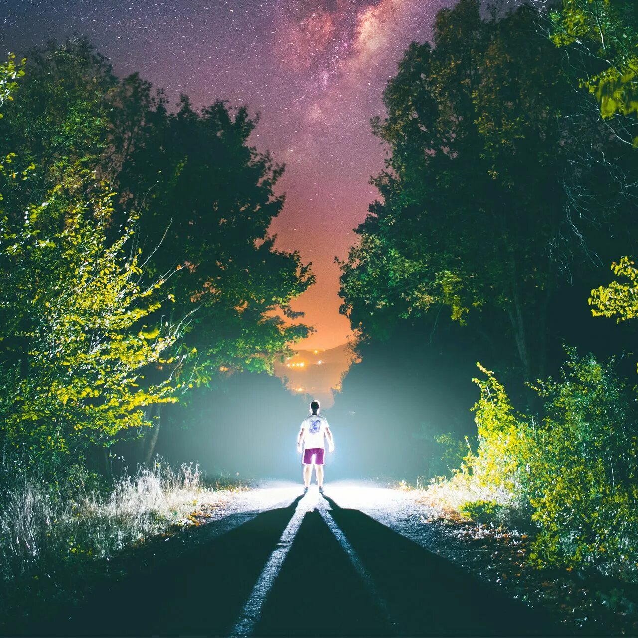 сознание. всепроникающий духовный свет. свет в темноте. человек идет в туннеле. же стремление к свету.