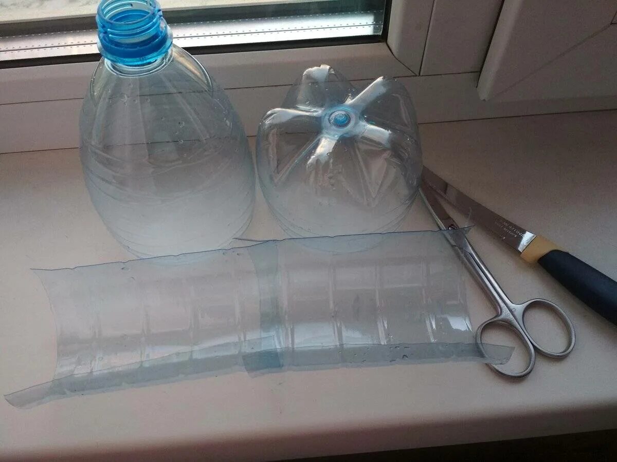 Окно из пластиковой бутылки. Водосток из пластиковых бутылок. Желоб водосточный из пластиковых бутылок. Сток воды из пластиковых бутылок.
