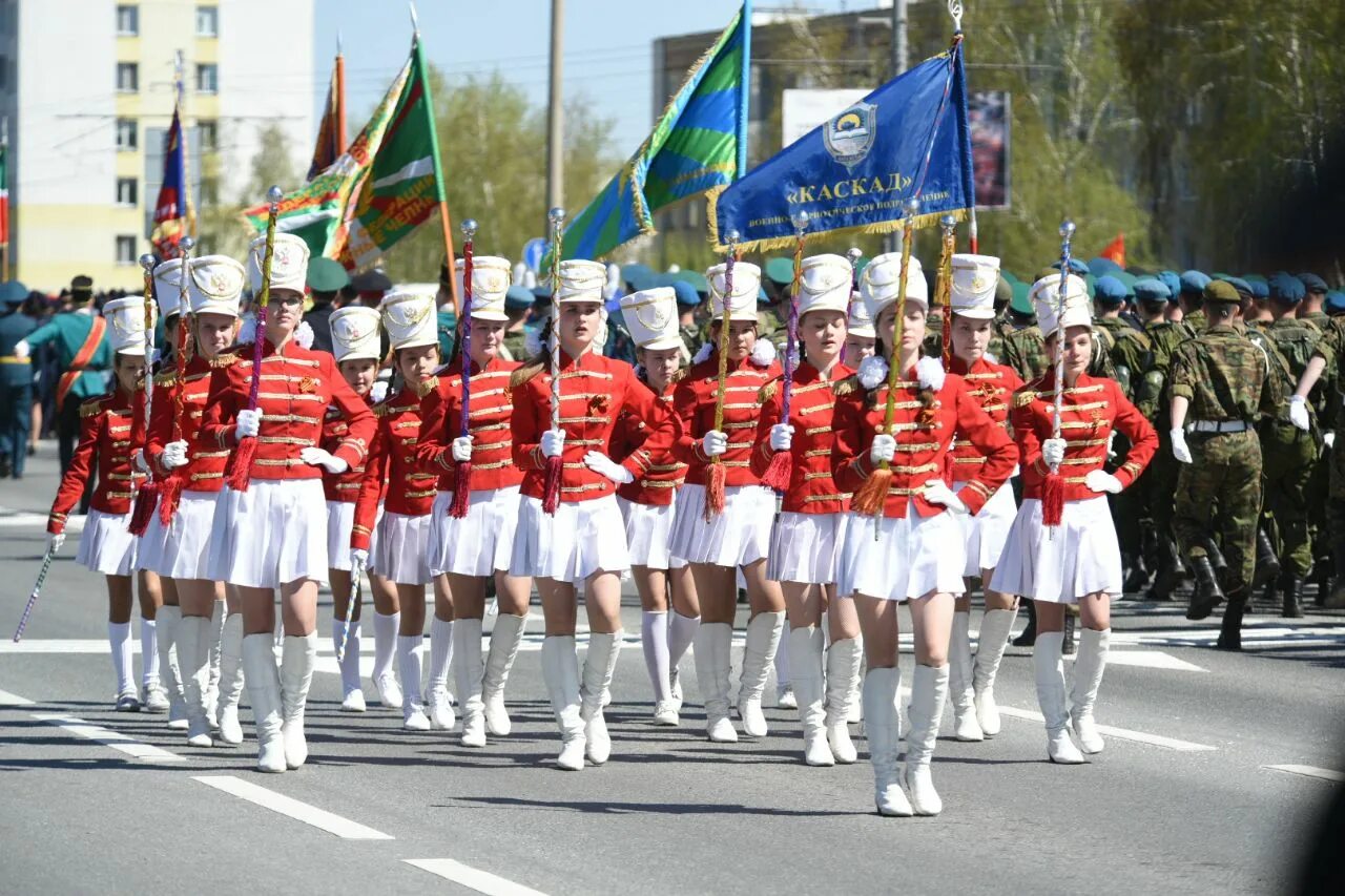 В каких городах состоится парад. Парад в набережных челнах. барабанщицы на параде. парад победы в набережных челнах. советские мажоретки.