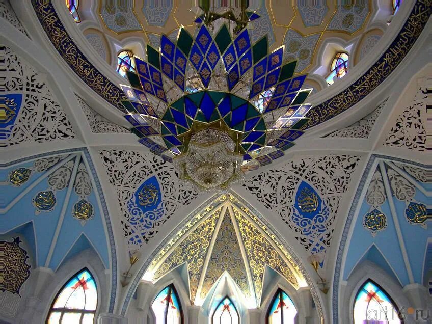 Чем украшают мечети. Мечеть кул Шариф. Купол мечети кул-Шариф в Казани. Люстра в мечети кул Шариф. Люстра мечети Куль шари.