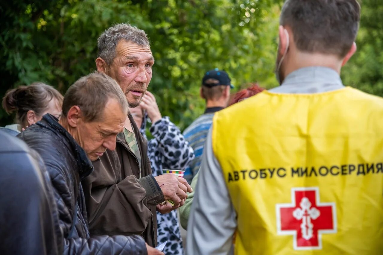 Бескорыстное служение. Православное Милосердие. Милосердие картинки. О милосердии. Милосердие Православие картинки.