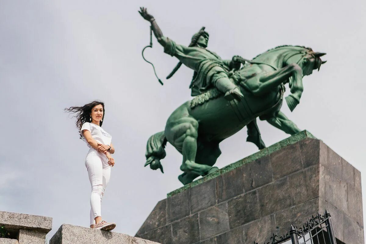 Куда пойти в уфе сегодня. Салават юлаев памятник в уфе. статуя салавата юлаева в уфе. салават юлаев достопримечательности уфы памятник. памятник салавату юлаеву.