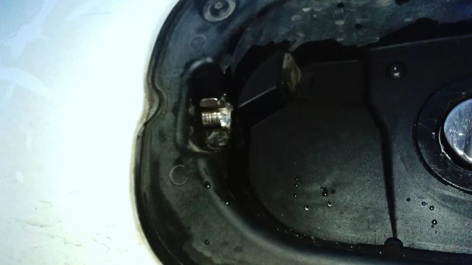 Как открыть лючок рено меган 2. Кнопка открывания бензобака рено меган 2. Фиксатор лючка бензобака логан 2. Как открыть лючок рено меган 2. Накладка лючка бензобака рено меган 2.