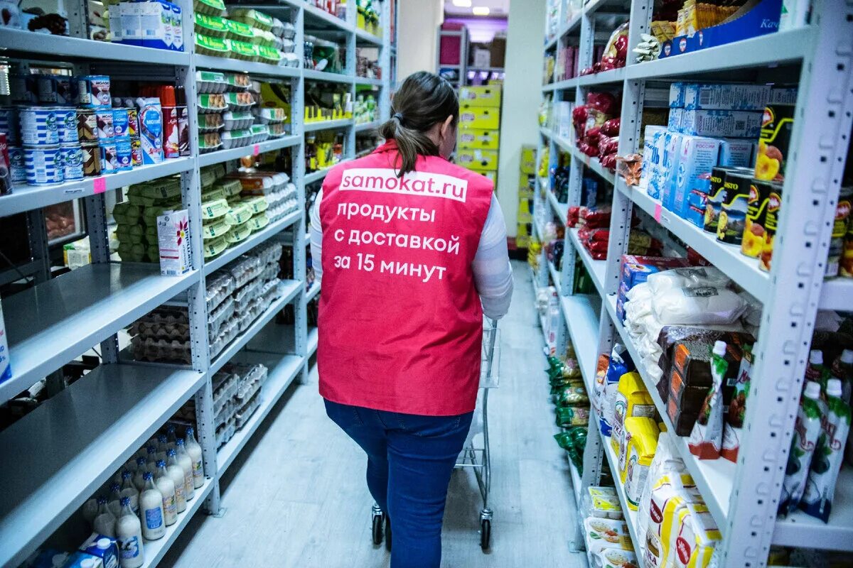 Автомобили компании сдэк. Яндекс лавка реклама. Курьер около. Доставщик самокат. Яндекс лавка санкт-петербург.