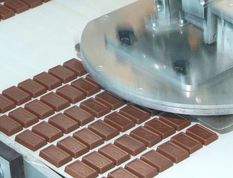 Формовка шоколада. Аппарат для конширования шоколада. Формовочный шоколад. Аппарат для производства шоколадных плиток.