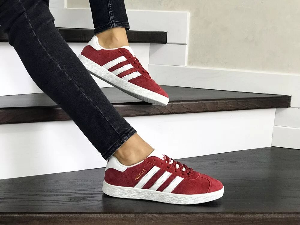 Адидас газели красные. Adidas Gazelle красные замшевые. Адидас Gazelle рыжая подошва. Adidas Gazelle бордовые. Кеды adidas Gazelle красные.