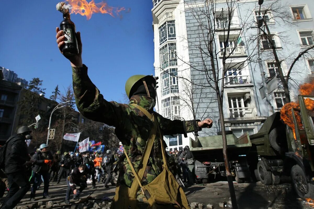 Революция 2014 года. Революция на майдане 2014. киев 2013 майдан. киев евромайдан. евромайдан коктейли молотова.