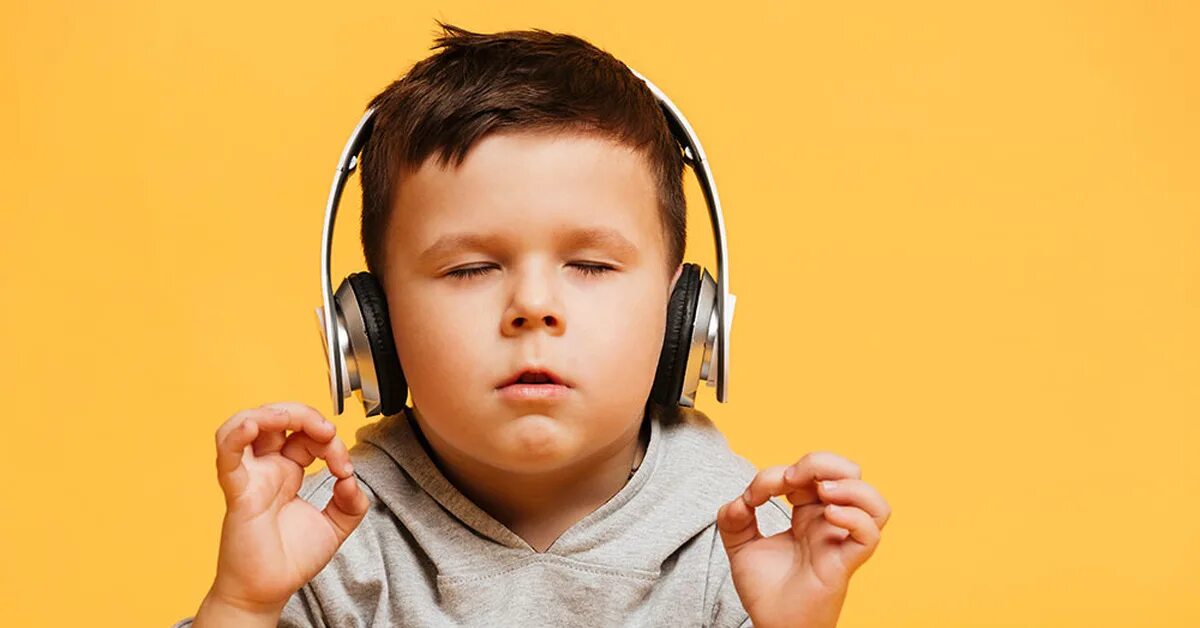 Слушать песню дети минут. Ребенок в наушниках. Слушает музыку в наушниках. Прослушивание музыки дети. Мозг и наушники.