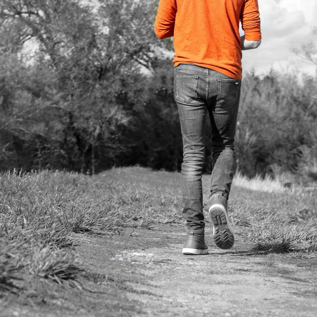 Люди идут на работу. Потому как человек идет. Люди на улице. Идущий человек фото. Сандра баллок и райан рейнольдс в фильме предложение.