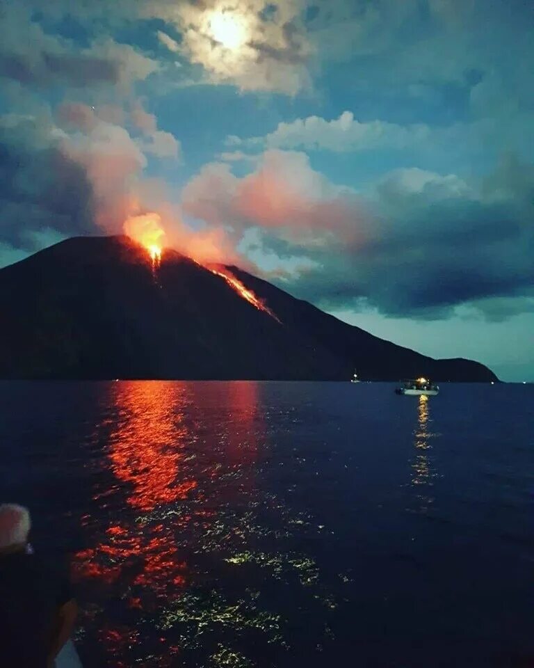 Самый большой вулкан над морем. Остров вулкан стромболи. вулкан стромболи сицилия. вулкан стромболи извержение. извержение стромболи 2009.