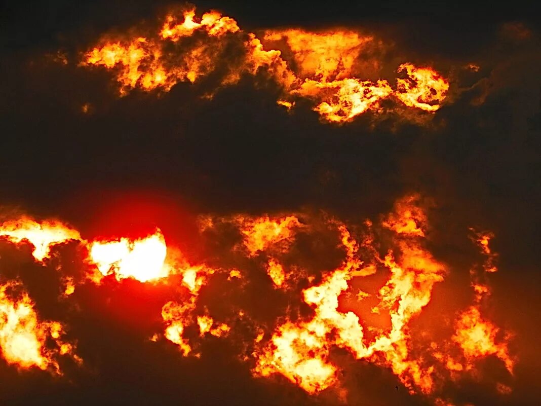 Горящее небо. Огонь на берегу. Огненные облака. Горящее небо. Закат горит огнем.