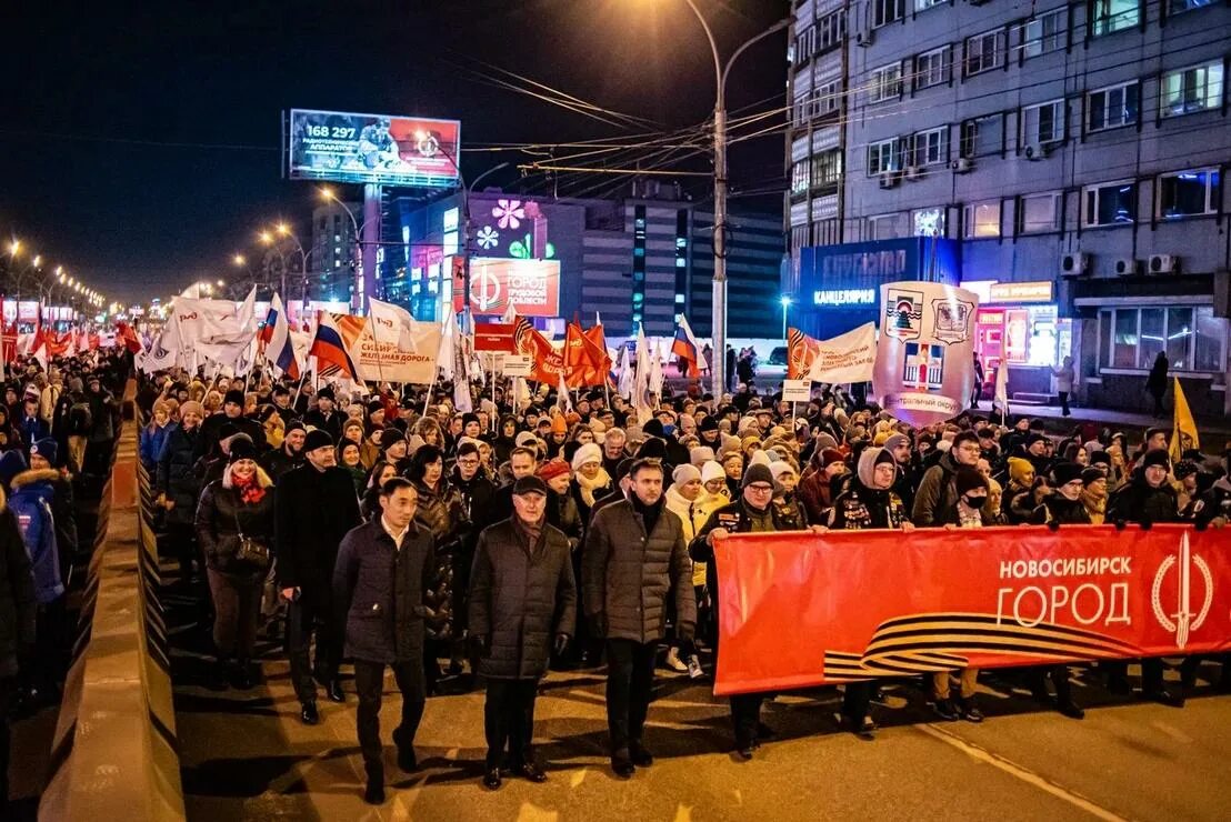 Новосибирск 18 ноября. Новосибирск люди. Открытие на площади Калинина. Открытие Стеллы на площади Калинина Новосибирск. Открытие Стеллы на площади Калинина.