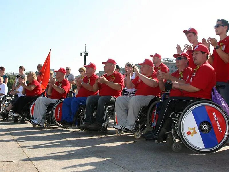 Марафон в глазго покажите. Марафон сильных. Марафон сильных. Инвалиды маршируют. Юлия клочкова московский марафон.