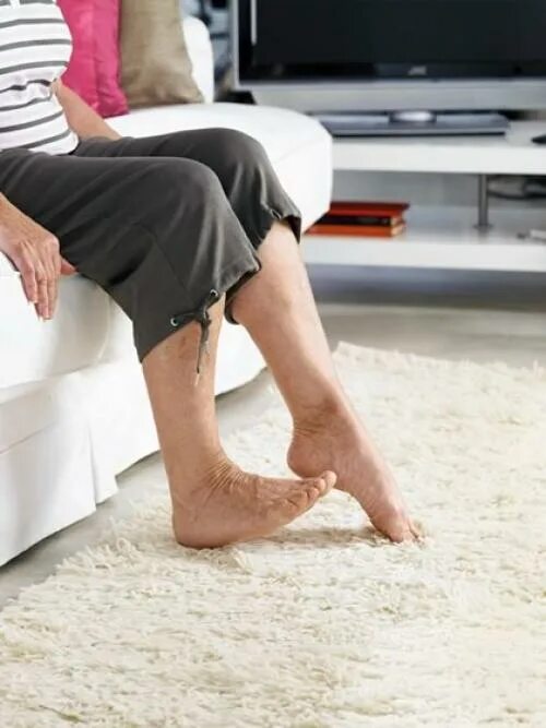 Слабость в ногах причины у пожилых. Уставшие ноги. Усталость ног.