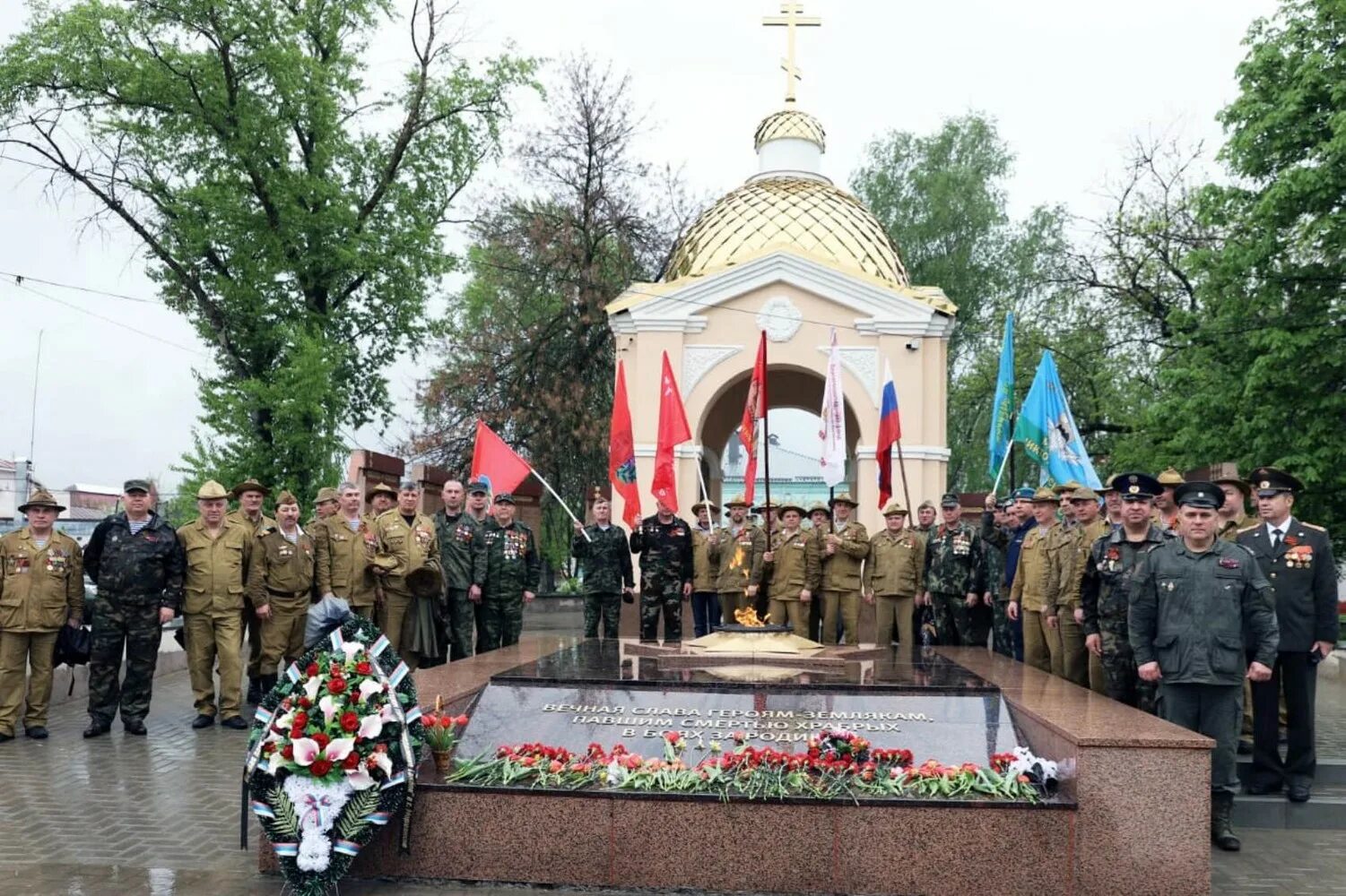 городское мероприятие москва. бессмертный полк в дождь. день победы воронеж. 9 мая дождь. мальчик отдает честь на параде 9 мая видео.